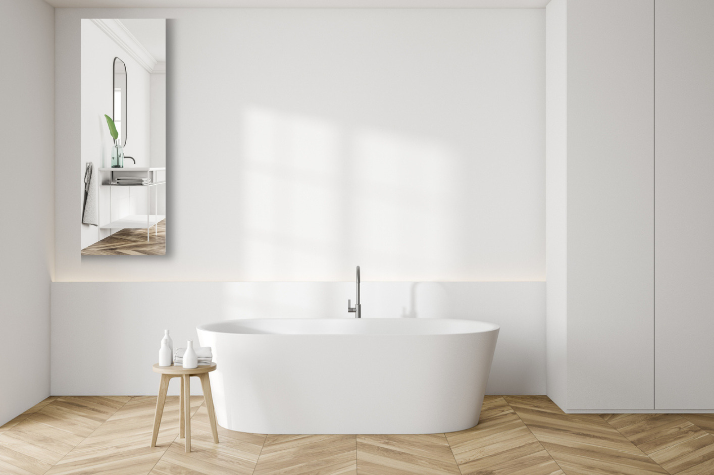 Smalle spiegel in de badkamer, verzilverd